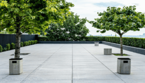 Le choix de poser des dalles sur plots en béton pour ses espaces extérieurs présente de nombreux atouts. Cela simplifie incontestablement l’installation tout en garantissant un aspect esthétique moderne et élégant. Adaptable à divers types de terrains, qu’ils soient plats […]